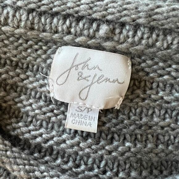 John + Jenn Distressed Crewneck Sweater in Gray Size Small - Picture 7 of 8